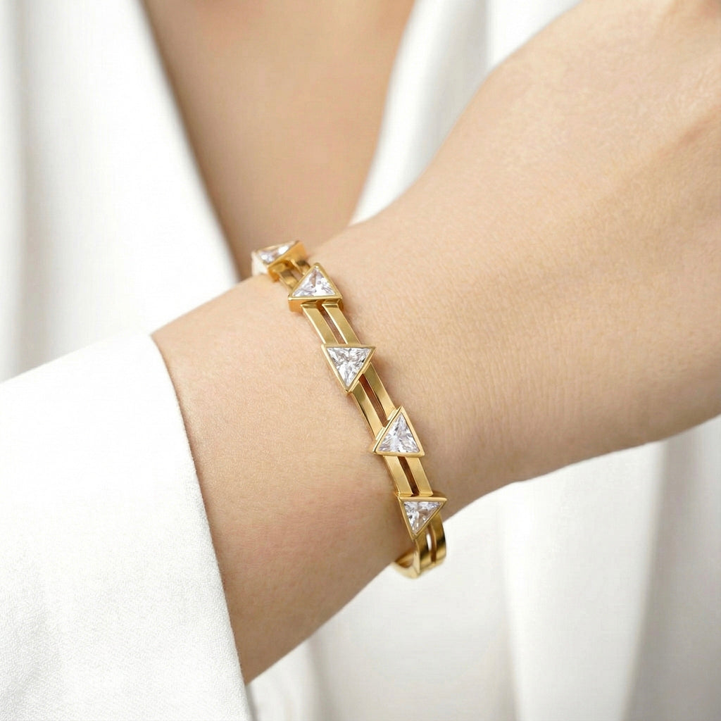 Bold Triangle Kada