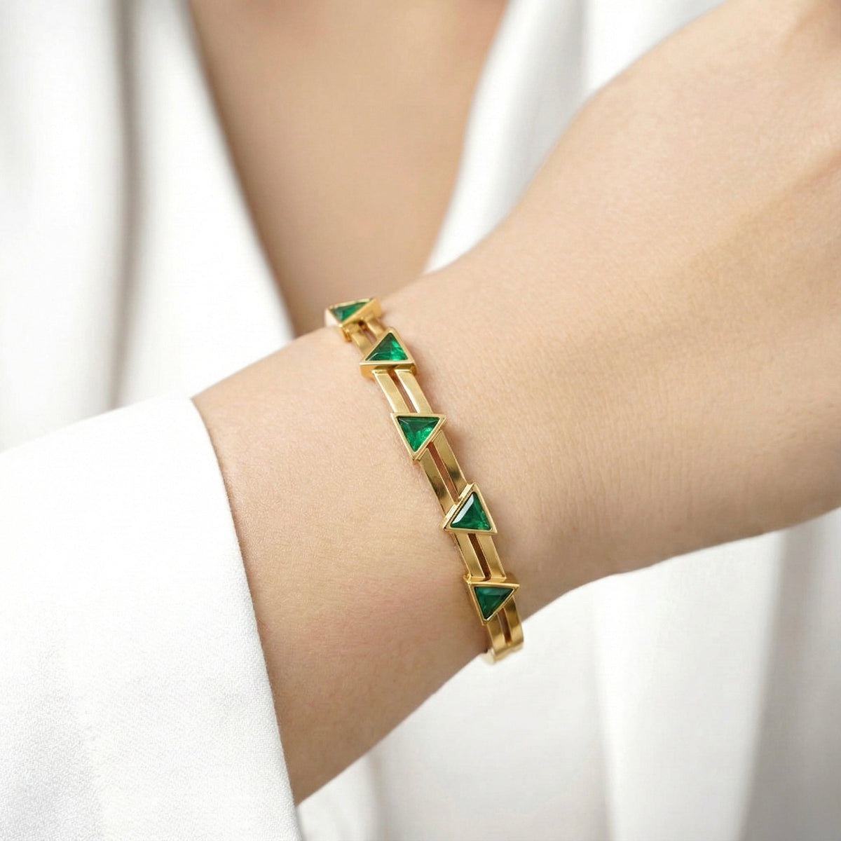Bold Triangle Kada