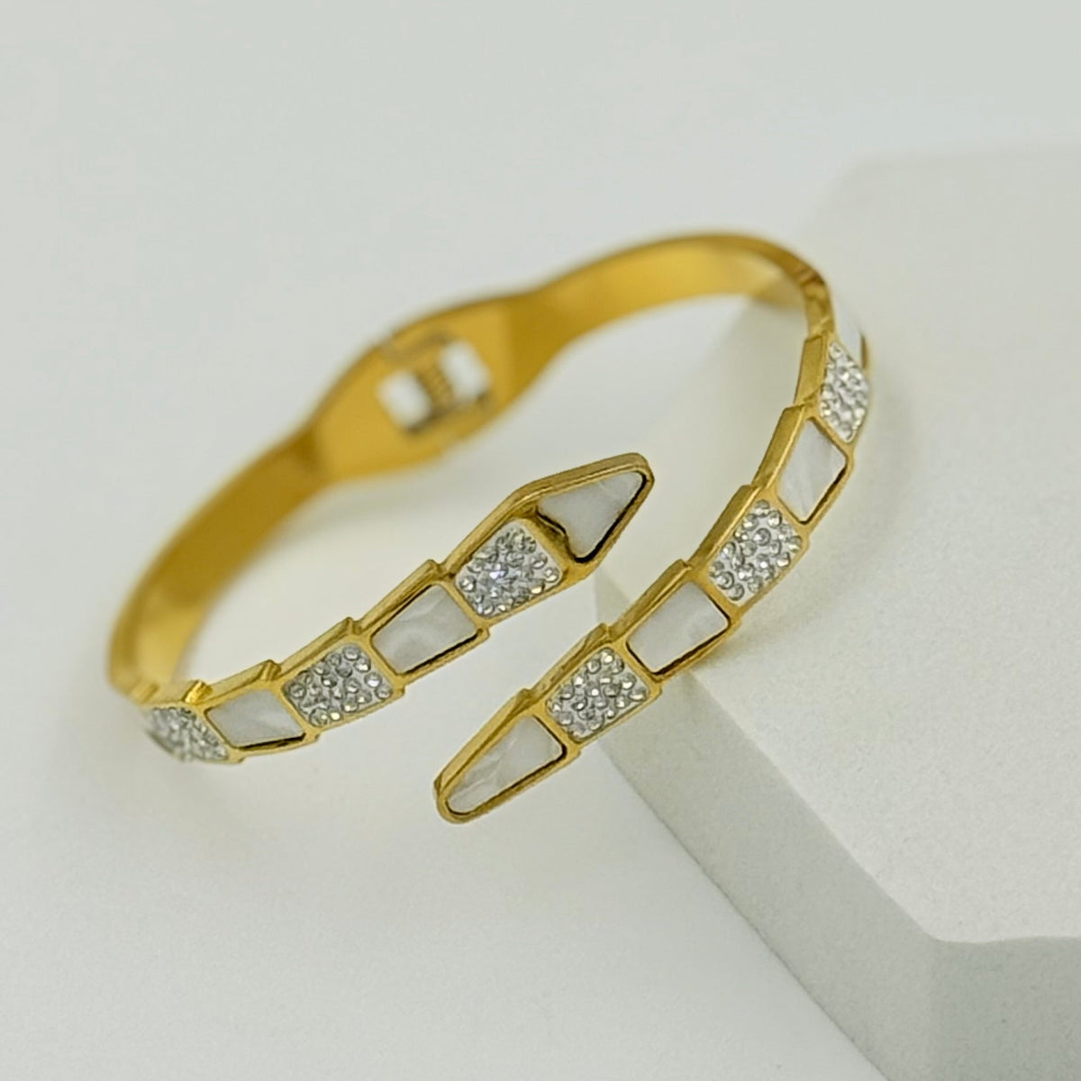 Nail shell snake Kada