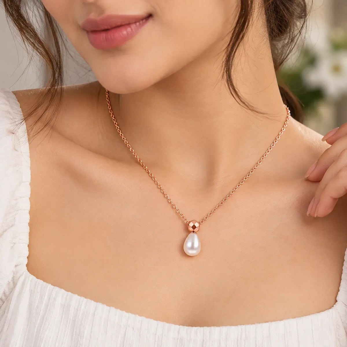 Minimal Pearl Necklace
